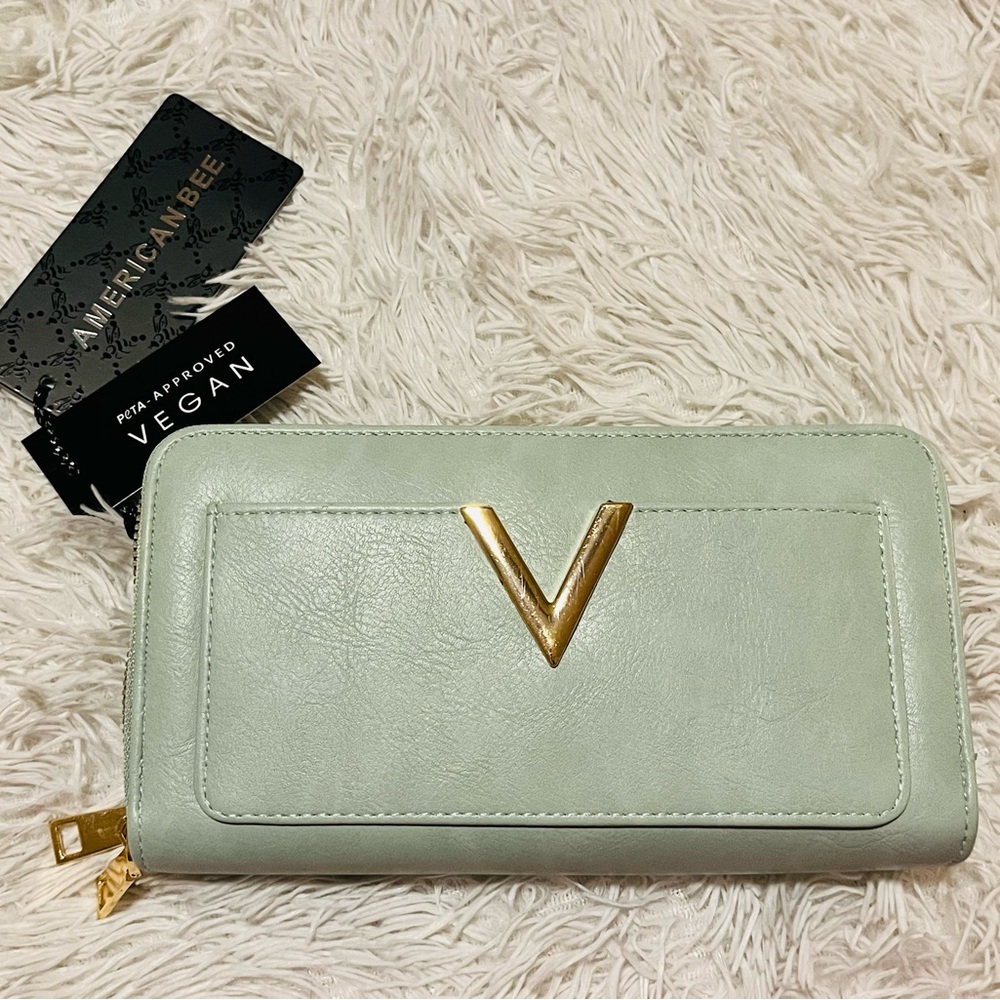 NEW! Gold V Accent faux leather crossbody. Call it a Victorian Mint green? A++